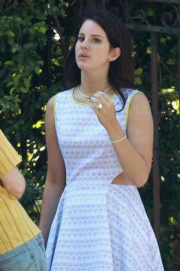 Μονόπετρο για τη Lana Del Rey! Παντρεύεται;