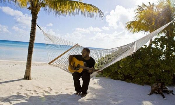 Ο Lenny Kravitz μας δίνει τα παπούτσια στο χέρι