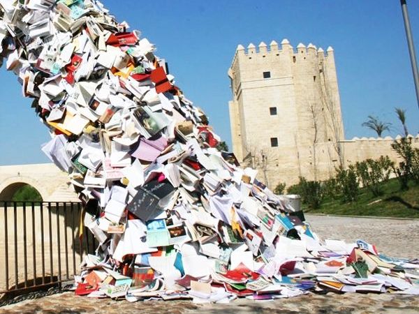 "Πέτα τα βιβλία από το παράθυρο"