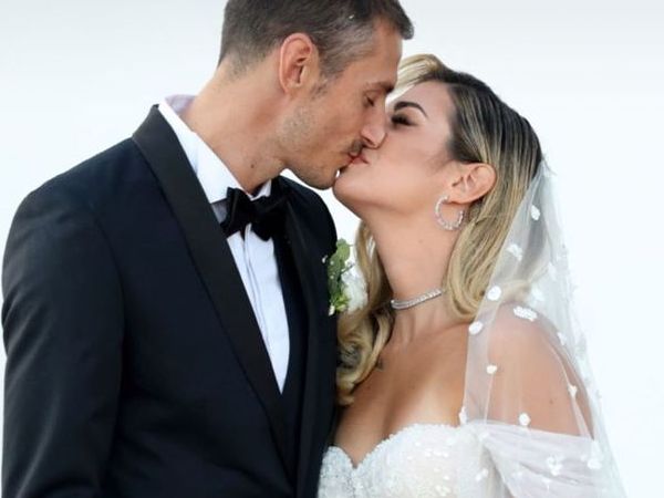 Δύο παίκτριες του φετινού Survivor παντρεύτηκαν την ίδια ημέρα αλλά οι συμπαίκτες τους μοιράστηκαν