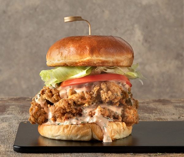 Άκης Πετρετζίκης: Chicken burger
