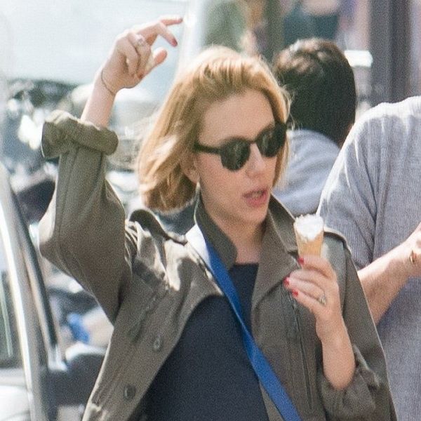 Ξεπρόβαλε και η κοιλίτσα της Scarlett Johannson. Δείτε το νέο look στα μαλλιά της