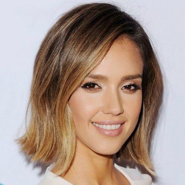 H Jessica Alba σου δείχνει πώς να αναβαθμίσεις το καθημερινό σου ντύσιμο με ένα key-item