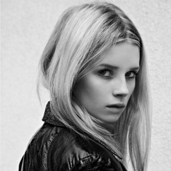 Η Lottie Moss θέλει οπωσδήποτε να ξεπεράσει τη μεγάλη αδελφή της, Kate