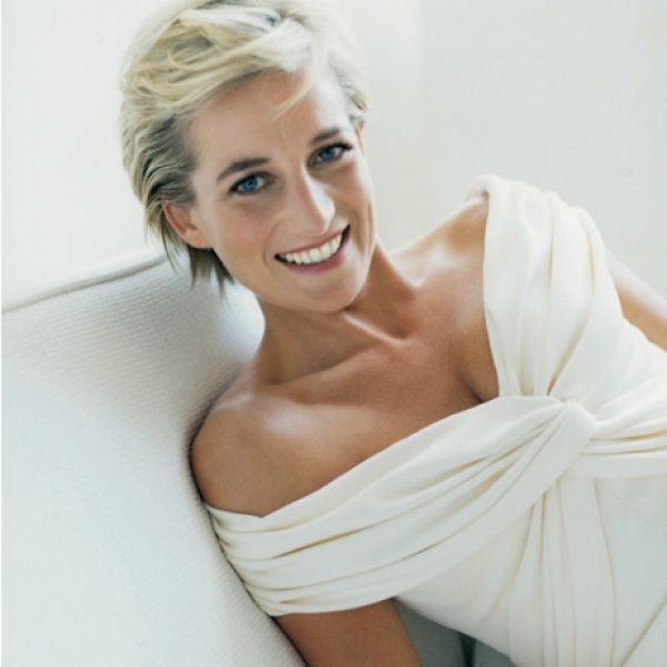 Πριγκίπισσα Diana: 10 αξέχαστα looks της θρυλικής γυναίκας που σήμερα θα γινόταν 55 ετών