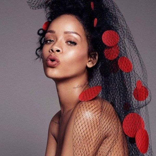 Τζιν παντελόνι σε βραδινή έξοδο; Η Rihanna σου δείχνει το πιο sexy look για να αντιγράψεις