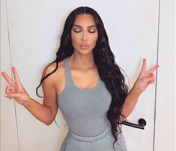 Η στιγμή που η Kim Kardashian δείχνει στην Kylie Jenner το υπερηχογράφημα του μωρού της