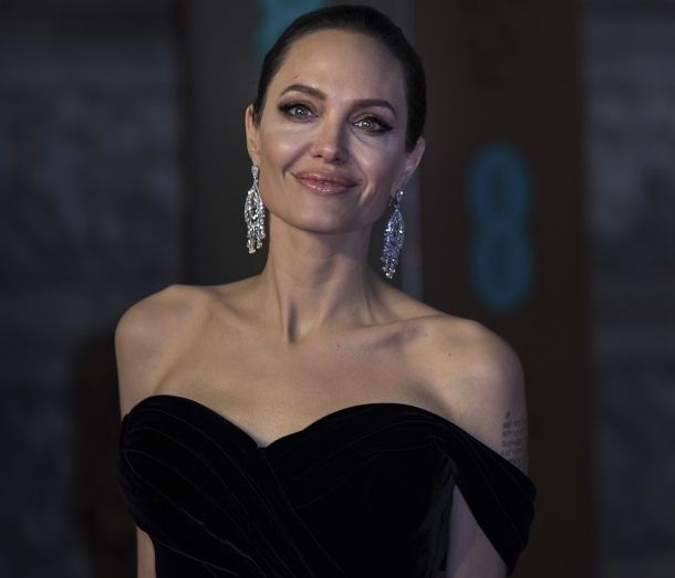 Η Angelina Jolie έγινε ξανθιά και είναι αγνώριστη