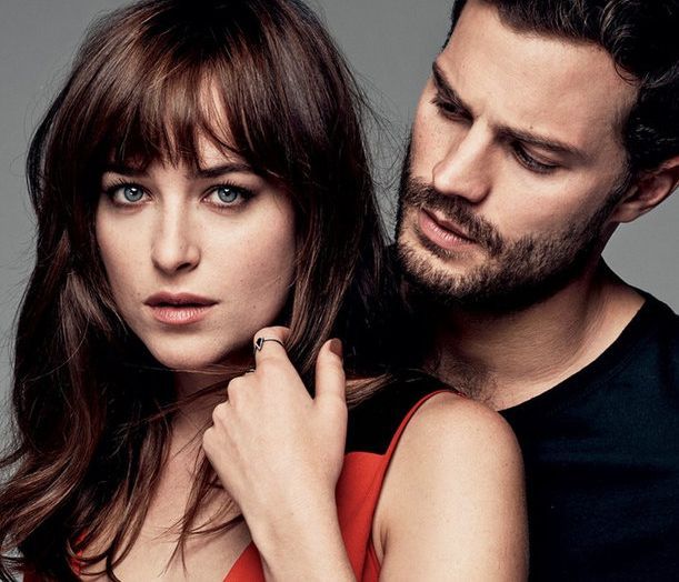 Η Dakota Johnson ημίγυμνη στο νερό αγκαλιά με φίλες της; Ω ναι!