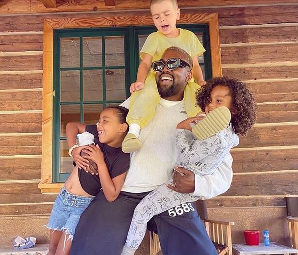 Η λεπτομέρεια στο χέρι του Kanye ανατρέπει όσα γνωρίζαμε για τη σχέση του με την Kim