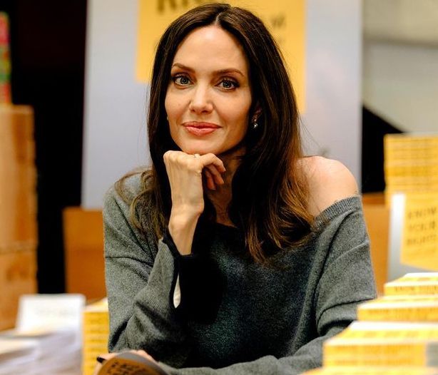 Πώς ήταν σαν μητριά η Angelina Jolie; Ο γιος του πρώην συζύγου της αποκαλύπτει