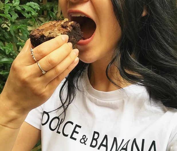 Σούπερ απλό σοκολατένιο brownies με καρύδια και γιαούρτι!