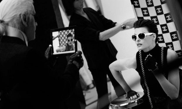 Ο Karl Lagerfeld φωτογραφίζει την Linda Evangelista