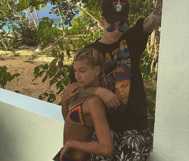 Η Hailey Baldwin μας δείχνει το μονόπετρό της στην πρώτη της έξοδο με τον Justin