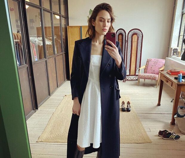Η Alexa Chung φόρεσε πρώτη το πανωφόρι-κλειδί της φετινής Άνοιξης