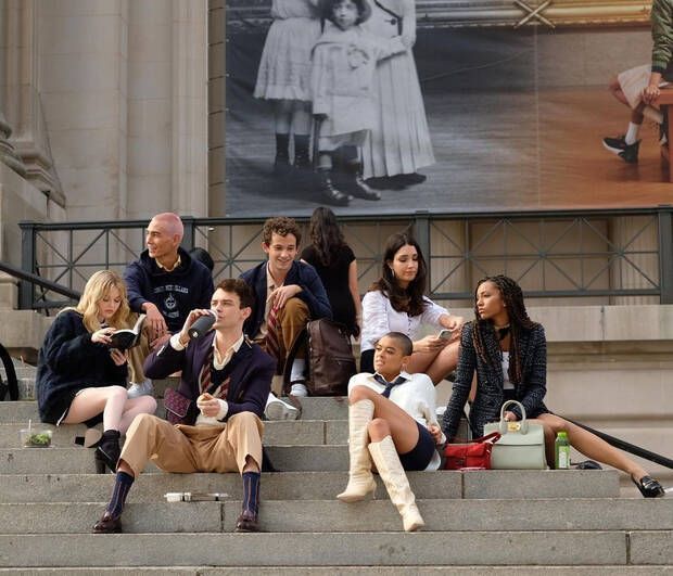 Gossip Girl: Η σειρά επιστρέφει με πολλά ερωτικά τρίγωνα και καλά κρυμμένα μυστικά
