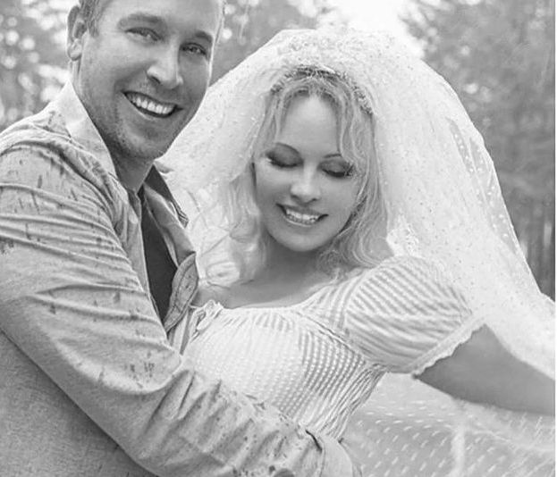 Ο νέος σύζυγος της Pamela Anderson παράτησε την οικογένειά του: Ξέσπασε η πρώην του