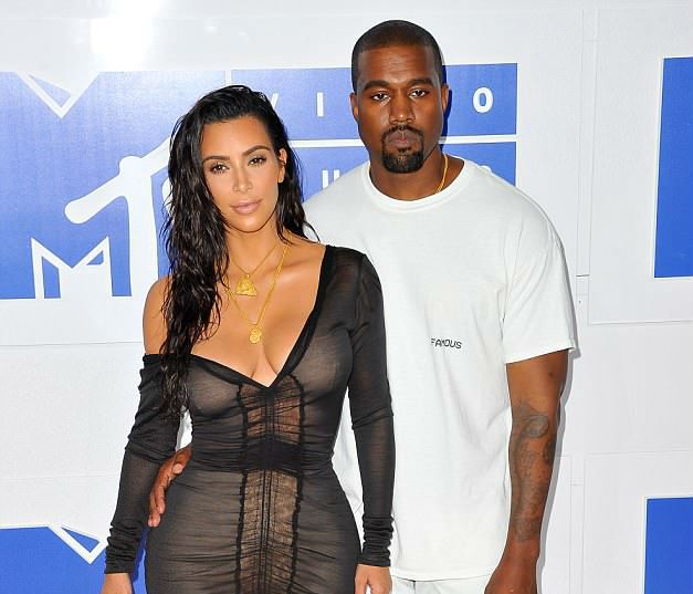 Ο Kanye West έχει μείνει άναυδος με την sexy εμφάνιση της Rihanna και οι φωτό έχουν γίνει viral