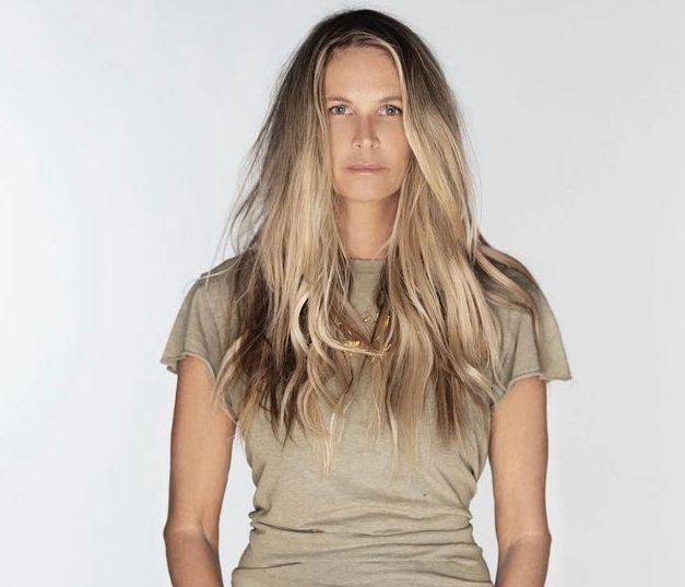 Η χριστουγεννιάτικη φωτογραφία της Elle MacPherson επισκιάστηκε από το πιο δηλητηριώδες σχόλιο ever