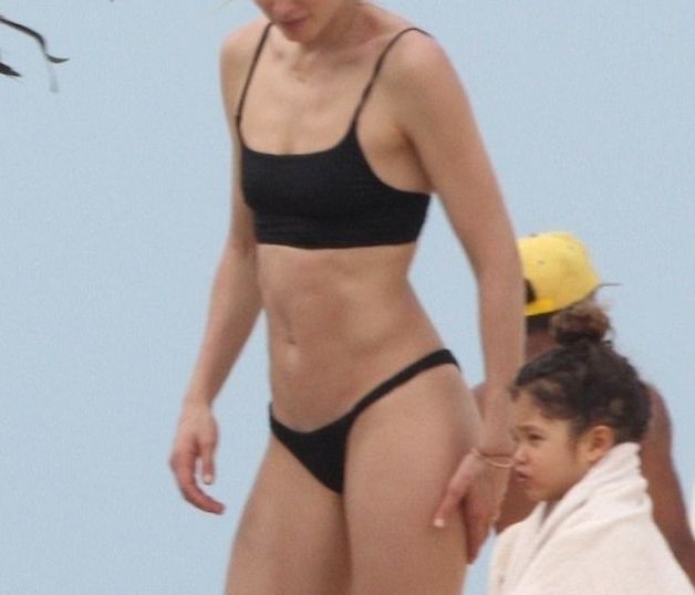 Αυτό είναι που λέμε… τέλειο κορμί: Η star χωρίς photoshop μας αφήνει με το «στόμα ανοιχτό»
