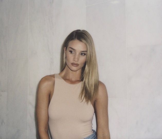 Η Rosie Huntington είναι ο λόγος που θα αγαπήσουμε φέτος τα κορμάκια