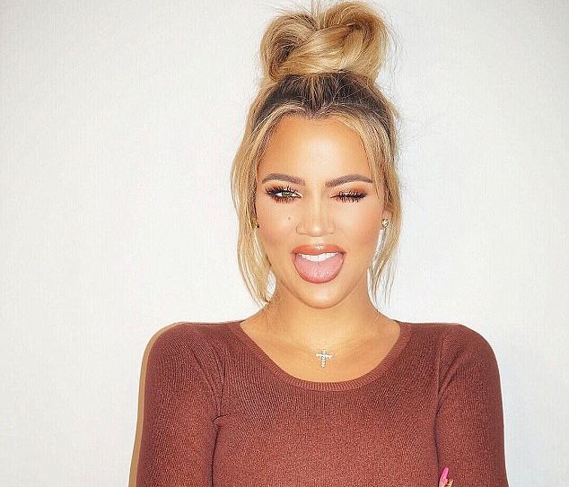 Eπιτέλους: Η Khloe Kardashian μας δείχνει την κοιλίτσα της και αποκαλύπτει σε ποιο μήνα βρίσκεται
