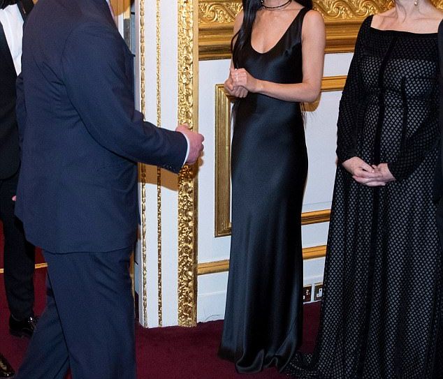 Το διάσημο ζευγάρι αρραβωνιάστηκε κρυφά; Η star μας δείχνει το μονόπετρο της