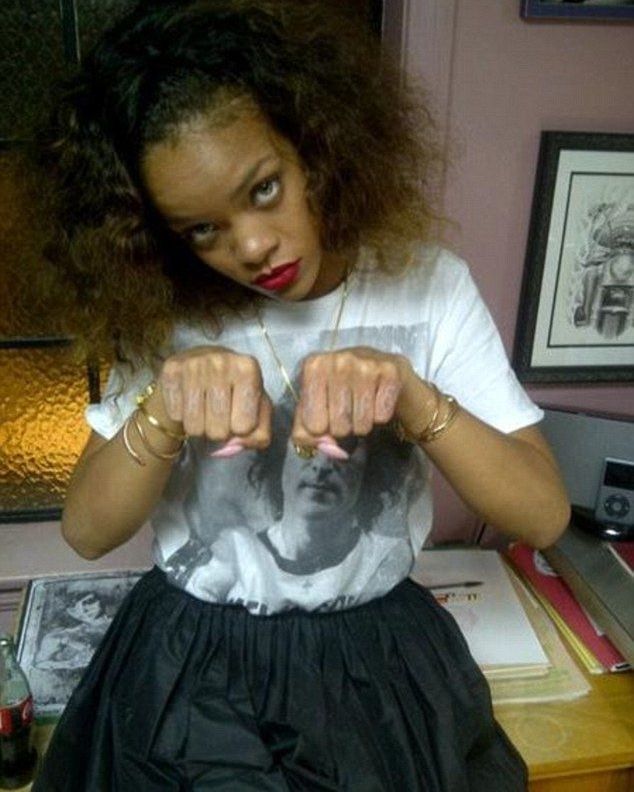 Το νέο τατουάζ της Rihanna είναι ροζ και άγριο