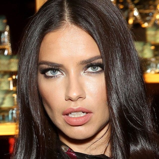 H Adriana Lima έκοψε «ανάσες» στο δείπνο του Marc Jacobs