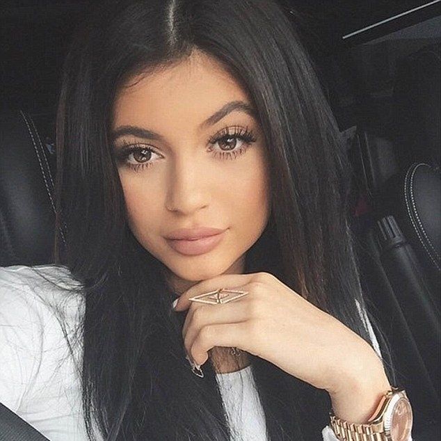 What?? Η Kylie Jenner έβαψε κόκκινα τα μαλλιά της?