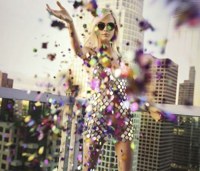 H Cara Delevigne σε party mood για τη νέα συλλογή Jimmy Choo Cruise 2018