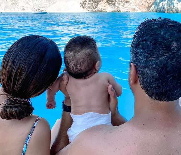 Η σπάνια έξοδος της Νικολέττας Ράλλη με τον συντροφό της και την κόρη τους (pics)
