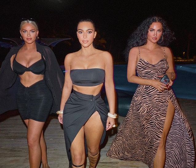 Οι διακοπές της Kim Kardashian μακριά από τον αγαπημένο της και το πιτζάμα πάρτι σε λίαρ τζετ
