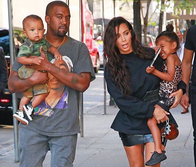 Stop the press: Η Kim Kardashian και ο Kanye West μόλις καλωσόρισαν την κόρη τους
