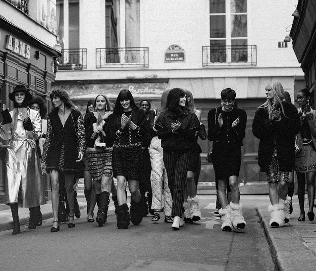 Chanel RTW F/W21: Το nightclub «Castel» γέμισε από après-ski δημιουργίες και cool party dresses