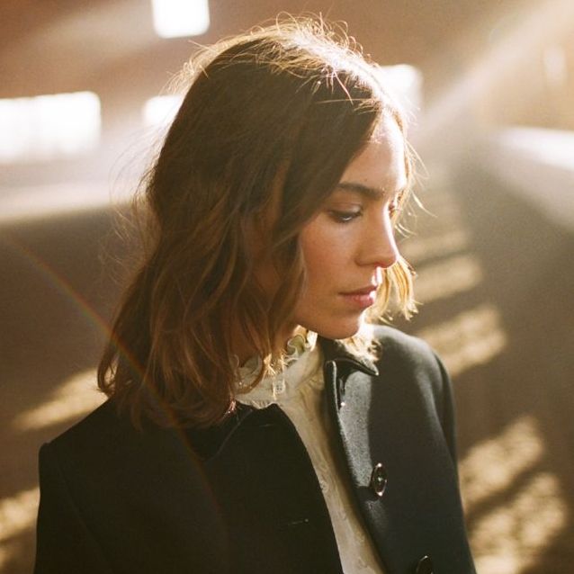 Η Alexa Chung μας δίνει μια γεύση από την πρώτη της fashion collection