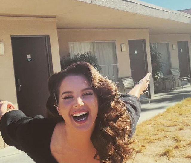Η Lana Del Rey ανέβασε την πρώτη φωτό με τον αρραβωνιαστικό της στα social