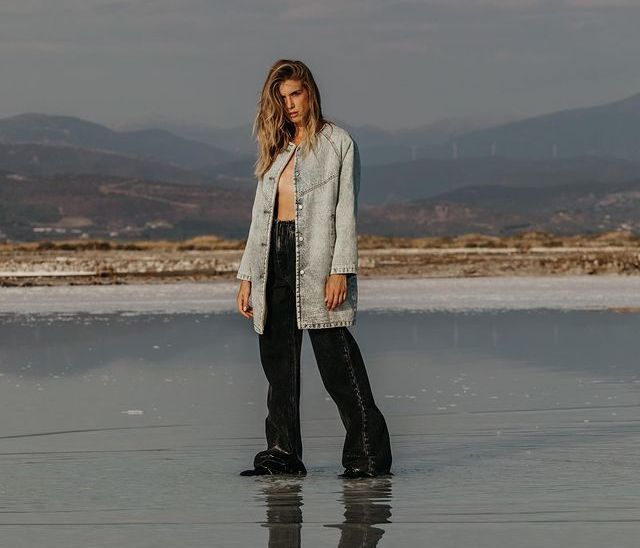 Οδηγός Αγοράς: 10 φαρδιά jeans για να ξεκινήσει με cool τρόπο η νέα χρονιά
