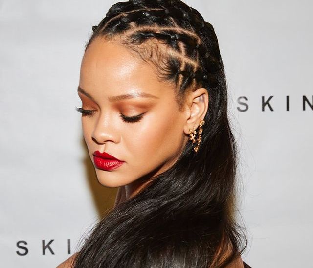 Η Rihanna ποζάρει topless και τα likes δεν σταματούν