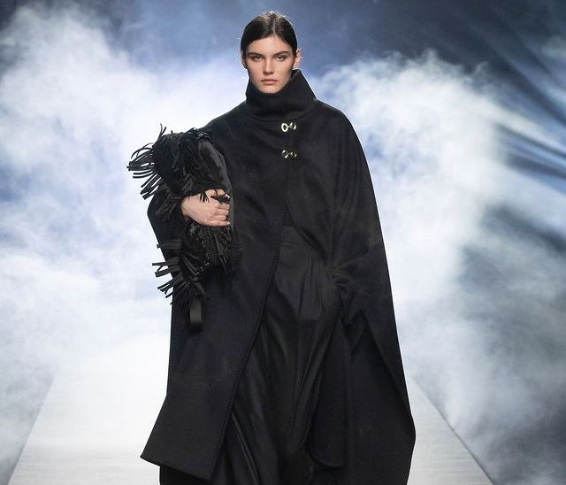 Η Alberta Ferretti παρουσίασε μία συλλογή που αγκαλιάζει ρεαλιστικά τις ανάγκες της γυναίκας σήμερα