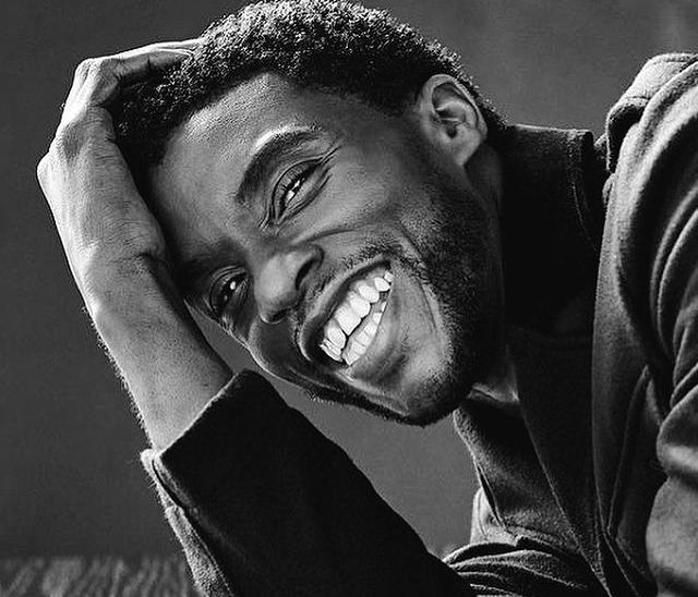 H χήρα του Chadwick Boseman παραλαμβάνει τη Χρυσή Σφαίρα του στην πιο φορτισμένη στιγμή της βραδιάς