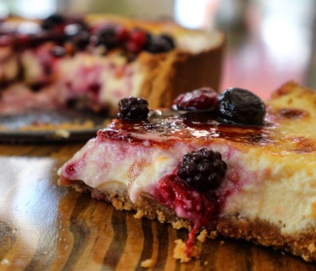 Cheesecake με riccota και σάλτσα από βατόμουρα