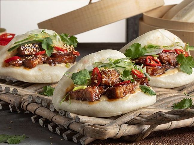 Άκης Πετρετζίκης: Bao buns με πανσέτα και hoisin sauce