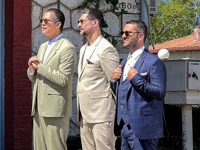 MasterChef: Θραύση στο Twitter με το γαμπριάτικο στυλ του Λεωνίδα Κουτσόπουλου