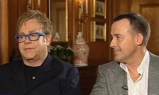 Ο Elton John είναι ξετρελαμένος με το γιο του