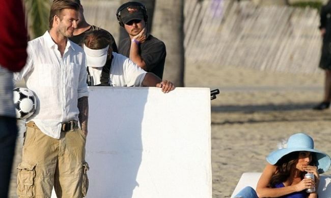 Τι κοιτάει με τόσο ενδιαφέρον ο David Beckham;
