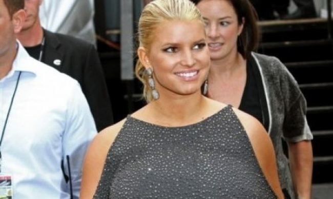Κάνει ότι μπορεί για να χωρέσει στο νυφικό η Jessica Simpson!