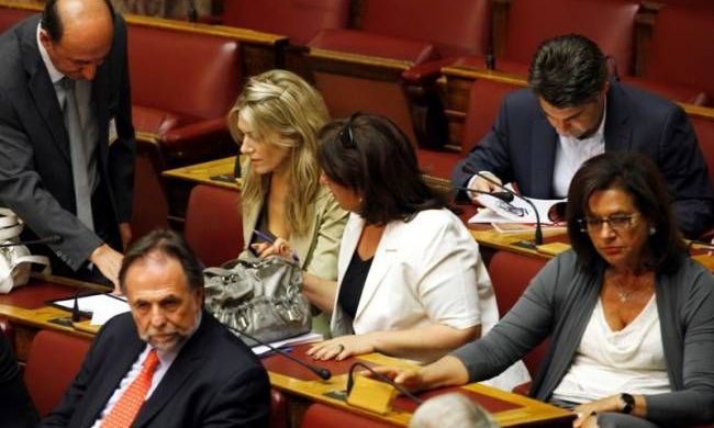 Τρομοκρατούν βουλευτές για ψήφο εμπιστοσύνης