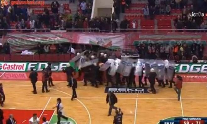 Τουρκία: Το… ξύλο της αρκούδας! (videos)