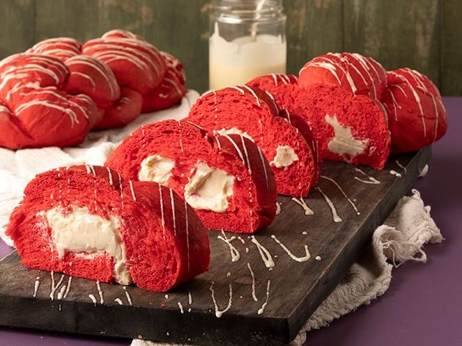 Άκης Πετρετζίκης: Γεμιστό τσουρέκι red velvet